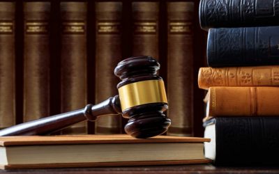 ciocănul judecătorului pe fundal de birou din lemn de carte de drept